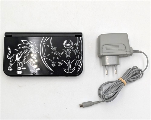 New Nintendo 3DS XL - Solgaleo and Lunala Limited Edition - Konsol - SNR QEF106114687 (B Grade) (Genbrug)